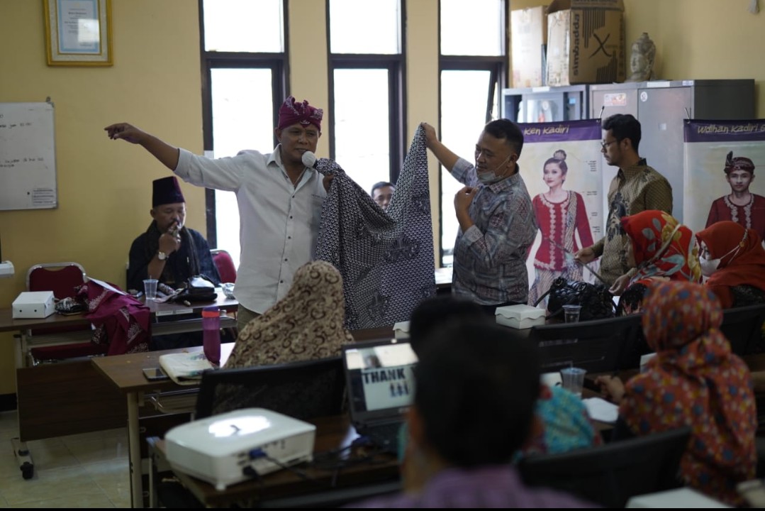 Bupati Ingin Produksi Pakaian Khas Dikuasai Pembatik Lokal Kediri