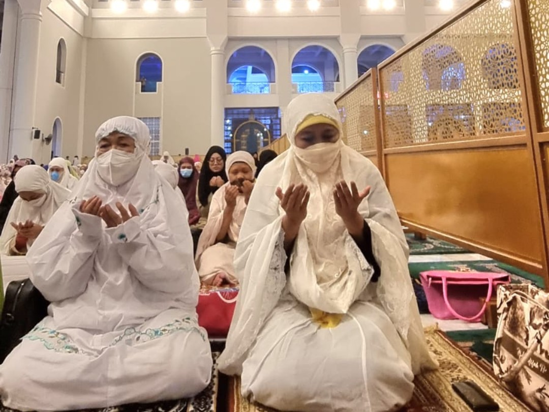 Hari Pertama, Gubernur Tarawih di Masjid Al Akbar Surabaya