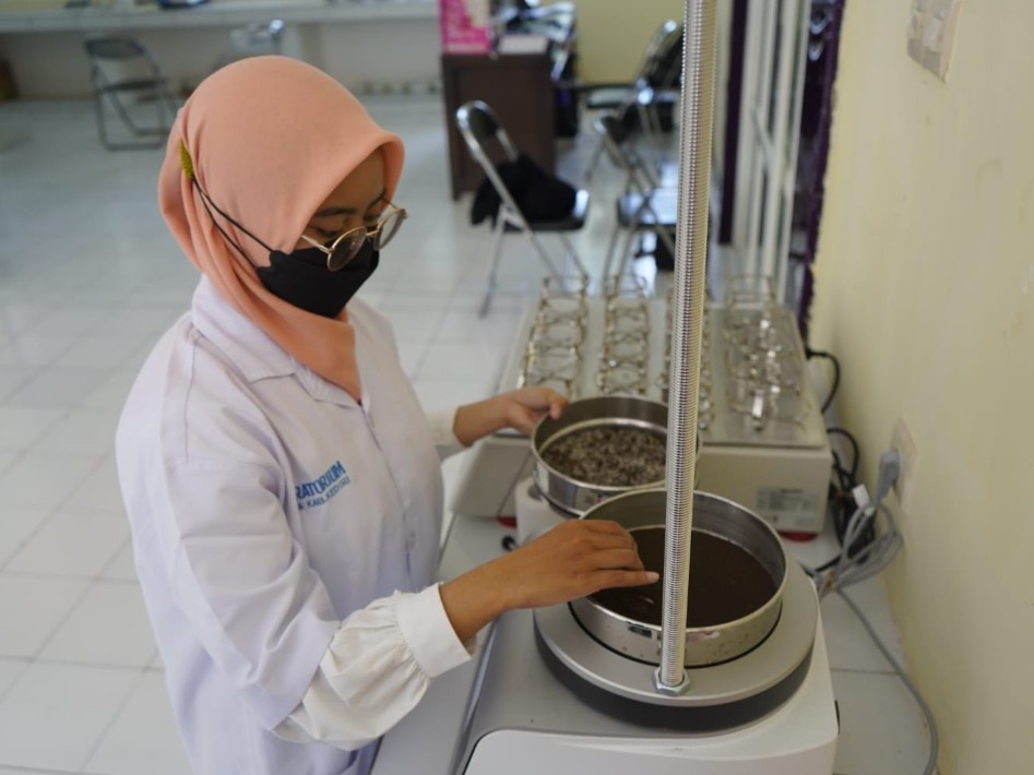 Cek Kesuburan Lahan di Kabupaten Kediri, Bupati Mas Dhito Bangun Laboratorium Tanah
