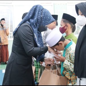 Bupati Mojokerto Serahkan Santunan Anak Yatim di LKSA Abdulloh Latif