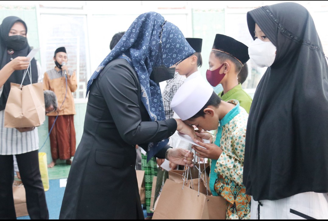 Bupati Mojokerto Serahkan Santunan Anak Yatim di LKSA Abdulloh Latif