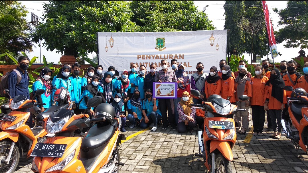 Pemkot Mojokerto Serahkan Bansos Untuk 1.023 Warga Lansia Dor to Dor 