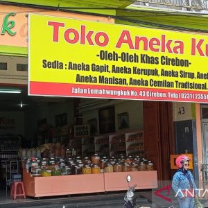 Lima aneka oleh-oleh camilan khas Cirebon, kerupuk hingga minuman Lima aneka oleh-oleh camilan khas Cirebon, kerupuk hingga minuman