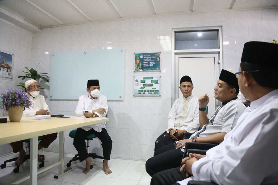 Eri Gandeng Yayasan Masjid Al Falah Entaskan Kemiskinan di Surabaya