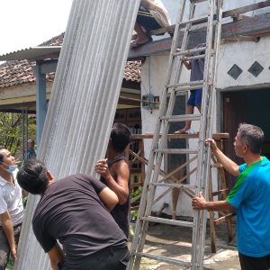 Warga Korban Puting Beliung Di PHP