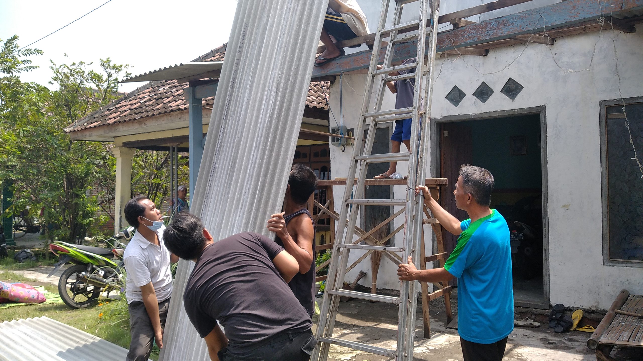 Warga Korban Puting Beliung Di PHP