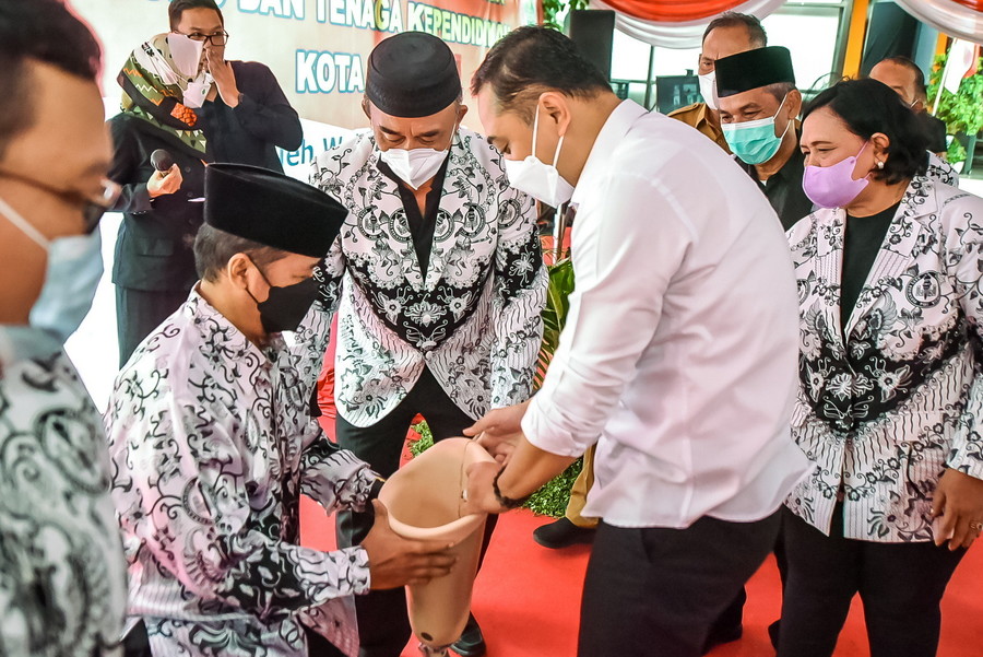 Eri Bilang, Jangan Sampai Ada Guru di Kota Surabaya Susah