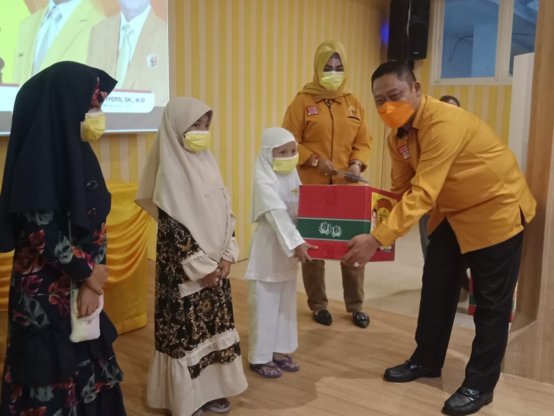 Kodrat Sunyoto Undang Anak Yatim dan Bagi Paket Lebaran Sebagai Wujud Cinta Sesama