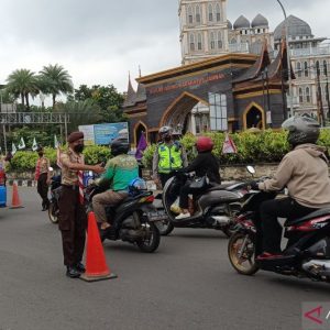Suka cita anak Pramuka ikut awasi arus mudik Suka cita anak Pramuka ikut awasi arus mudik