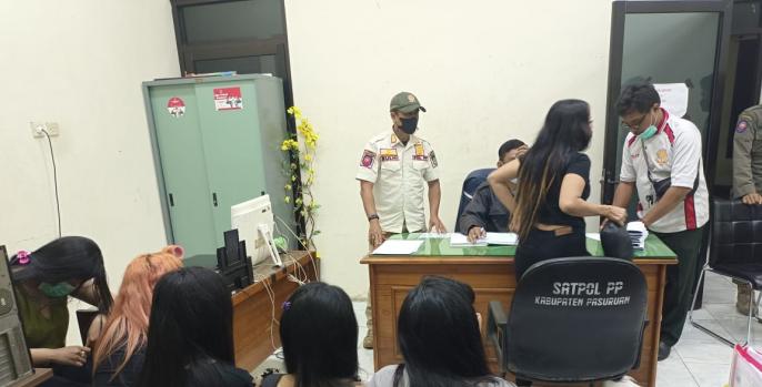 Operasi Saat Tarawih, 11 PSK Pasuruan Diciduk Pol PP