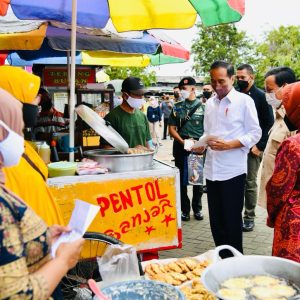 Di Sumenep, Jokowi Salurkan Bansos di Pasar Anom dan Pasar Bangkal Baru Di Sumenep, Jokowi Salurkan Bansos di Pasar Anom dan Pasar Bangkal Baru