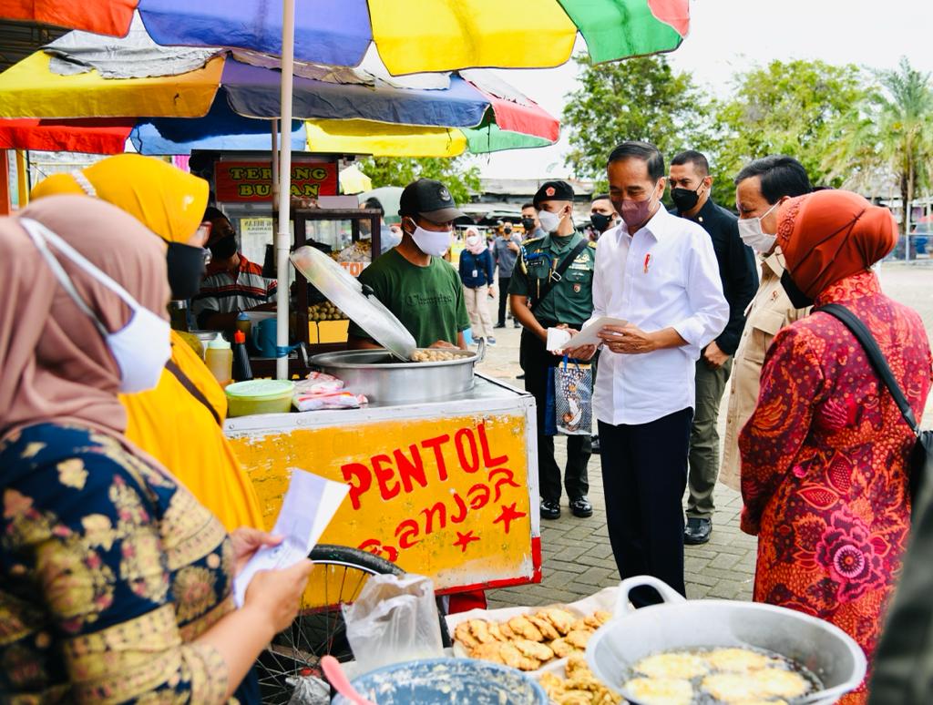 Di Sumenep, Jokowi Salurkan Bansos di Pasar Anom dan Pasar Bangkal Baru