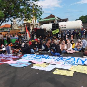 Sepelakan Warga Desa Karangrejo, PT. ATI Dilurug Ratusan Warga Sepelakan Warga Desa Karangrejo, PT. ATI Dilurug Ratusan Warga
