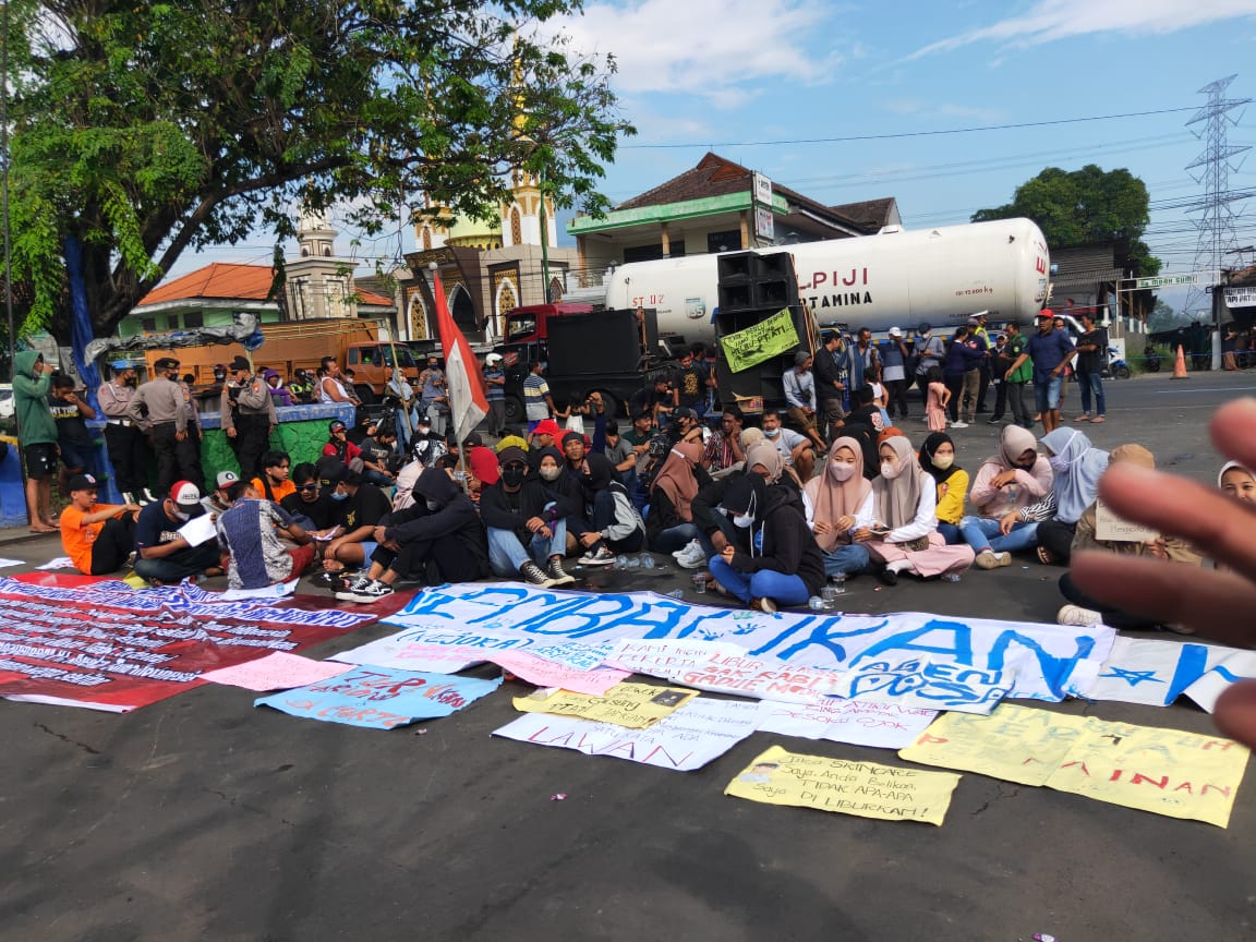 Sepelakan Warga Desa Karangrejo, PT. ATI Dilurug Ratusan Warga