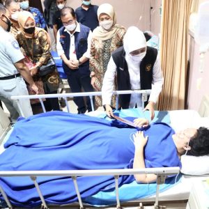Khofifah Jenguk Korban Kecelakaan Bus Tol Sumo di RS Citra Medika
