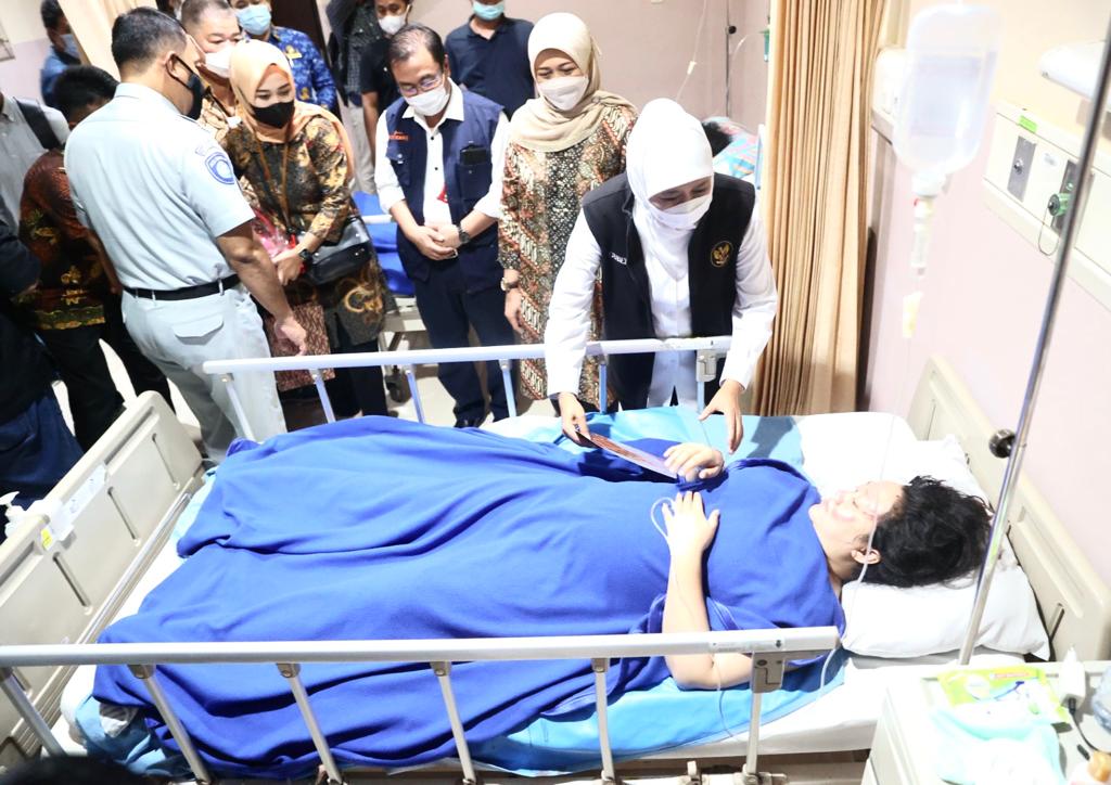Khofifah Jenguk Korban Kecelakaan Bus Tol Sumo di RS Citra Medika