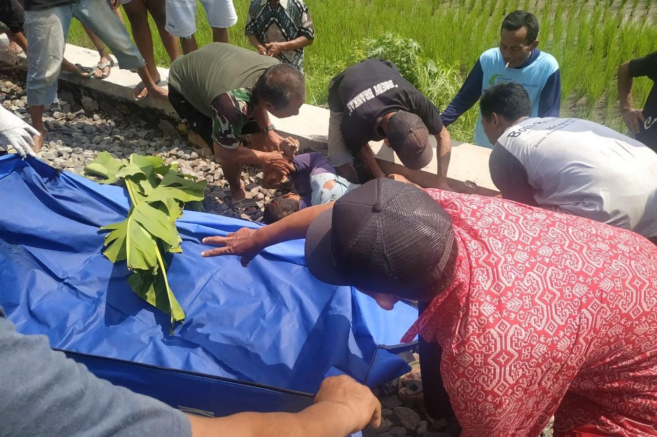 Kurang Berhati-hati, Pengendara Motor di Kediri Tewas Tertabrak Kereta Api