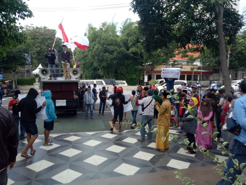 Wakil PKB Tak Respon, Reni dan Ayu Temui Masa Pendemo