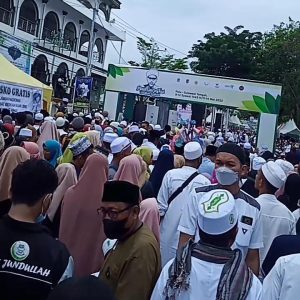 Pedagang Raup Berkah, Ribuan Jamaah Ikuti Haul Guru Tua Pedagang Raup Berkah, Ribuan Jamaah Ikuti Haul Guru Tua