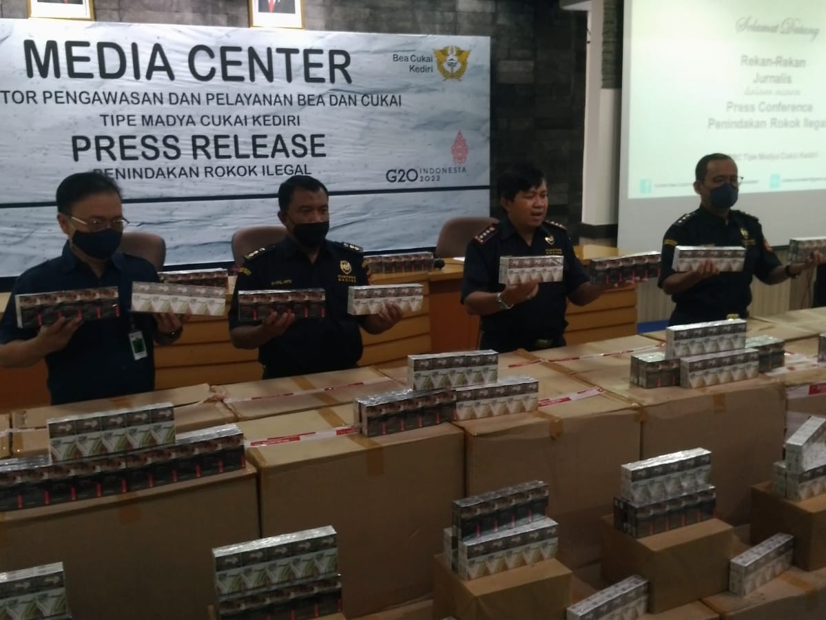 Sopir Truk Ditangkap Bea Cukai Kediri, Kedapatan Angkut 1,9 Juta Batang Rokok Ilegal