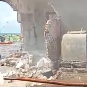 Ombak Laut Jawa Jebolkan Musolah Di Lekok Ombak Laut Jawa Jebolkan Musolah Di Lekok