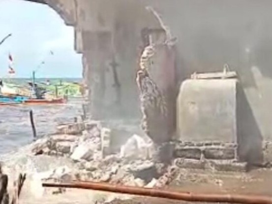 Ombak Laut Jawa Jebolkan Musolah Di Lekok