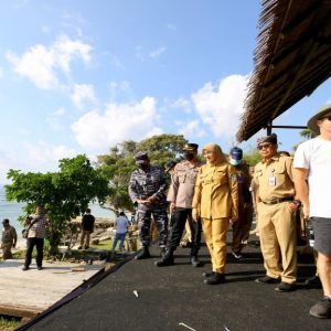 Bupati Ipuk Tinjau Lokasi Kompetisi Selancar Dunia