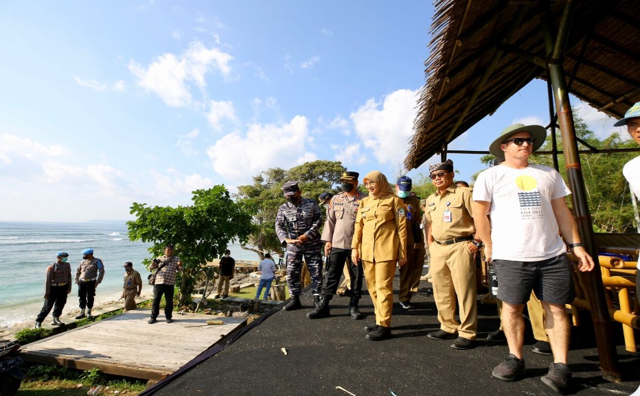 Bupati Ipuk Tinjau Lokasi Kompetisi Selancar Dunia