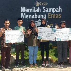 Pegadaian Beri Beasiswa Anak-anak Pengurus Bank Sampah Binaan Pegadaian Beri Beasiswa Anak-anak Pengurus Bank Sampah Binaan