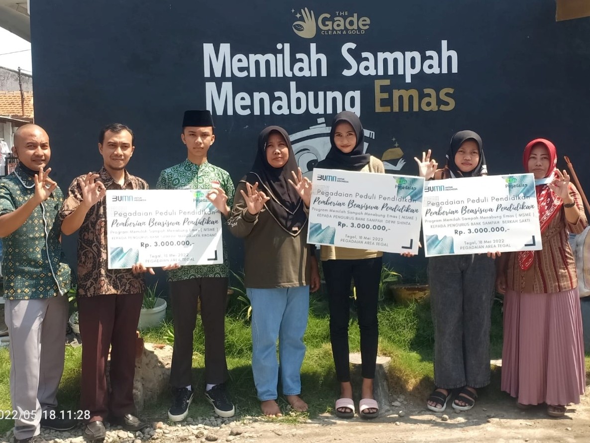 Pegadaian Beri Beasiswa Anak-anak Pengurus Bank Sampah Binaan