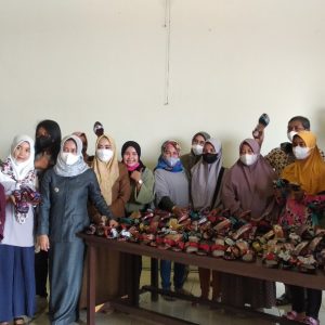 Motivasi Peserta Diklat Wirausaha, Ning Ita: Sandal KlompenTembus Pasar Global Motivasi Peserta Diklat Wirausaha, Ning Ita: Sandal KlompenTembus Pasar Global