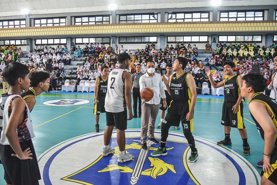 Eri Buka Kejuaraan Bola Basket Antar Pelajar Surabaya