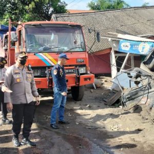 Akibat Rem Blong, Dumptruk Angkut Pasir Sasak 12 Rumah dan 3 Kendaraan Akibat Rem Blong, Dumptruk Angkut Pasir Sasak 12 Rumah dan 3 Kendaraan