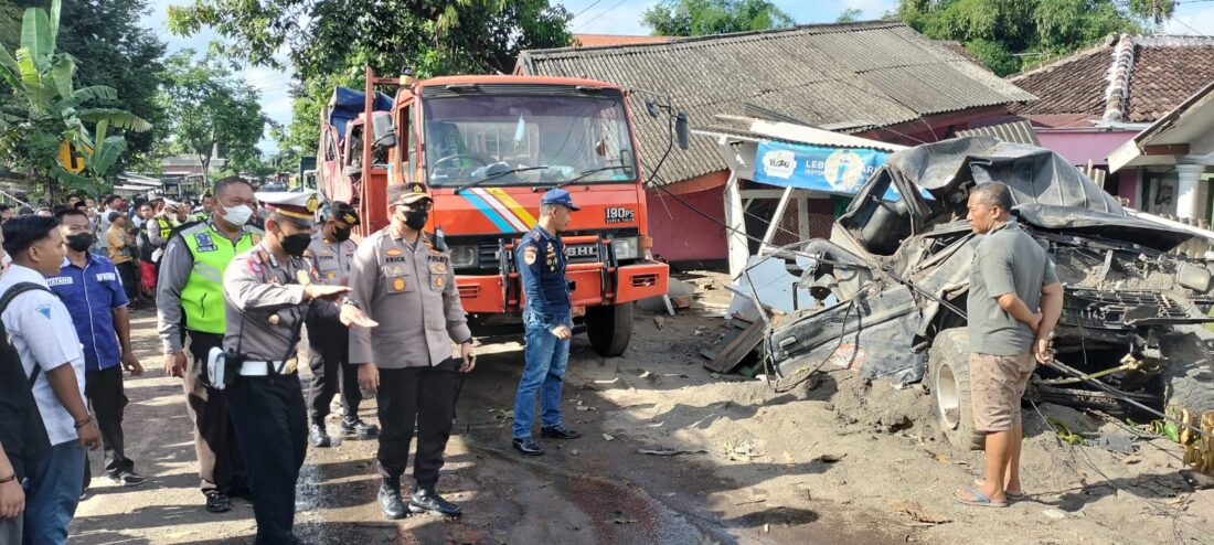 Akibat Rem Blong, Dumptruk Angkut Pasir Sasak 12 Rumah dan 3 Kendaraan