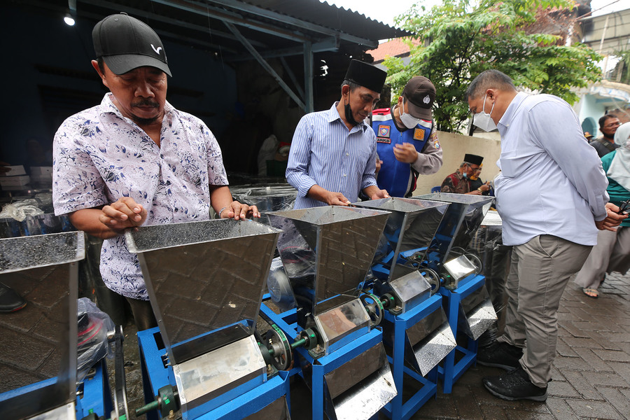 Pengrajin Tempe Sukomanunggal dapat Bantuan Tungku dan Mesin Pemecah Kedelai