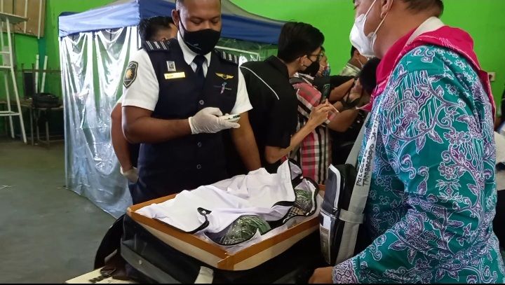 Ditemukan Barang Larangan, Koper Calon Jamaah Haji Dibongkar Petugas