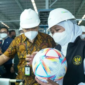 Bola Resmi Piala Dunia 2022 “Al Rihla” Dari Jatim, Khofifah Mengaku Bangga