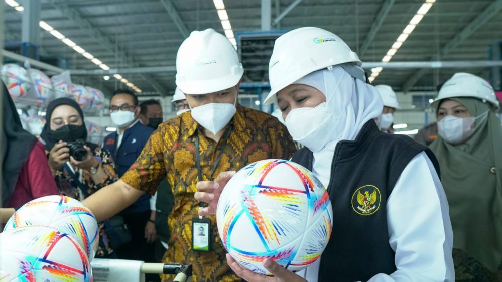 Bola Resmi Piala Dunia 2022 “Al Rihla” Dari Jatim, Khofifah Mengaku Bangga