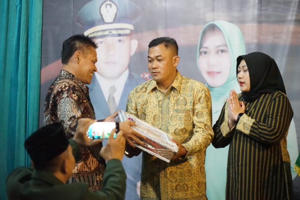 Ketua DPRD Berikan Cindera Mata Pada Letkol Ismulyono Tri Widodo