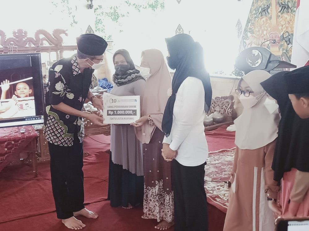Milad 10 PT BPRS Magetan Berikan Bea Siswa Siswa Berprestasi