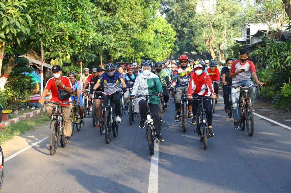 Semarak HUT Kota Mojokerto 104, Gubernur Gowes Bareng Walikota Ning ITA