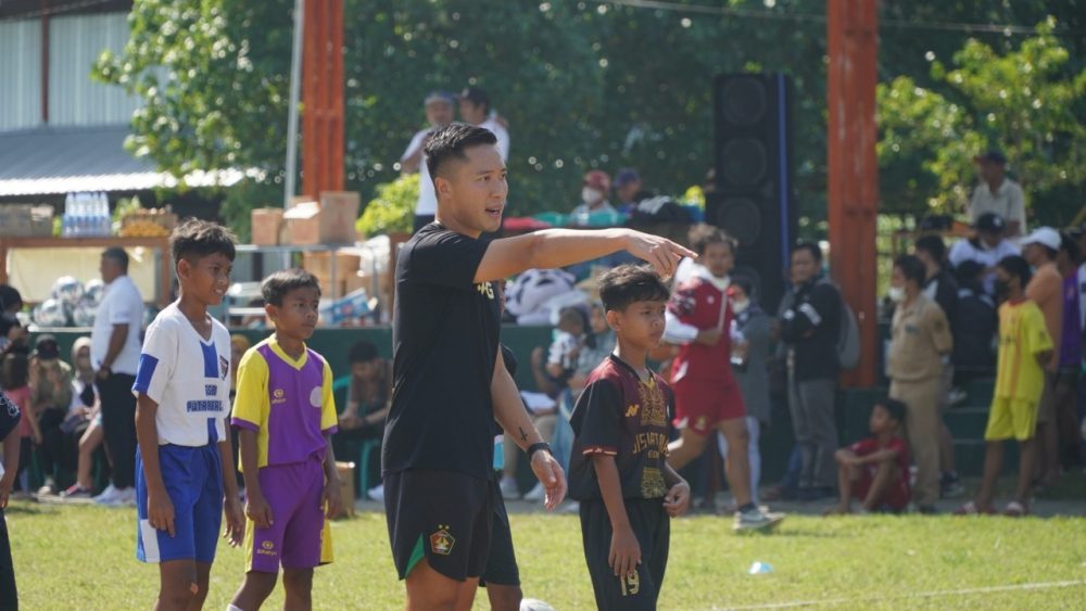 AFG dan Persik Kediri Berikan 100 Bola untuk 10 SSB Di Kediri