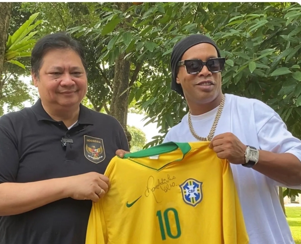 Airlangga Bertemu Ronaldinho, Ini yang Disampaikan Legenda Sepak Bola Brasil