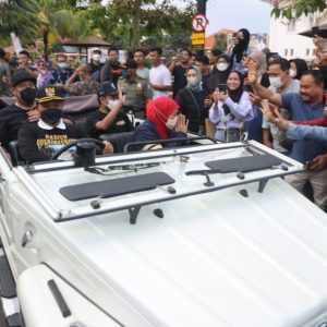 Naik Volkswagen Keliling Kota Madiun, Cara Khofifah Menyapa Masyarakat Naik Volkswagen Keliling Kota Madiun, Cara Khofifah Menyapa Masyarakat