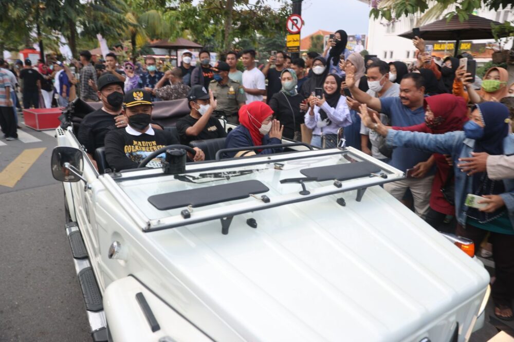 Naik Volkswagen Keliling Kota Madiun, Cara  Khofifah Menyapa Masyarakat