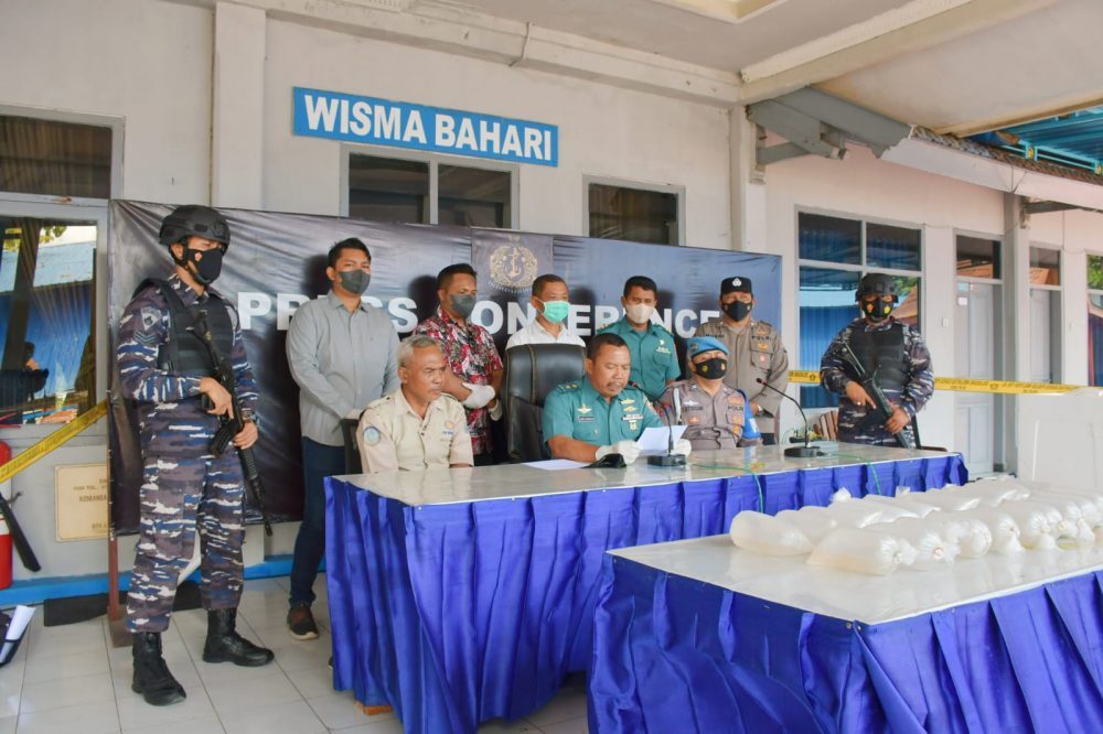 Lanal Banyuwangi Gagalkan Penjualan Ribuan Baby Lobster