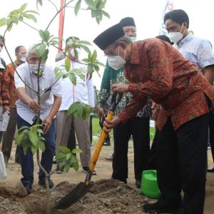 Ketua Umum PP Muhammadiyah Ambil Bagian Aksi Tanam 10 Juta Pohon Ketua Umum PP Muhammadiyah Ambil Bagian Aksi Tanam 10 Juta Pohon