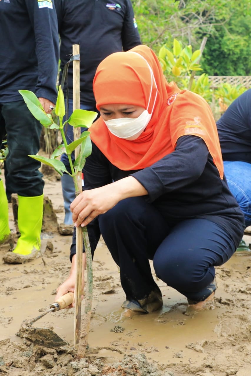 Gubernur Khofifah Terima Penghargaan Nirwasita Tantra 2021