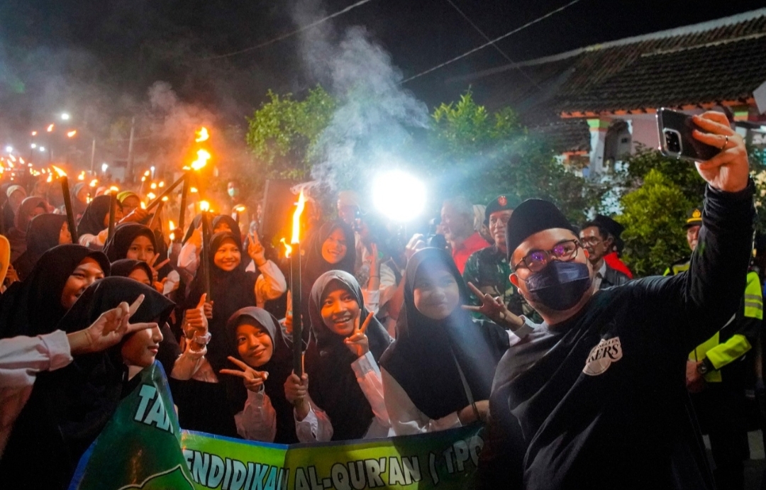 Ikut Takbir Keliling, Bupati Kediri Kagum Melihat Semangat Ratusan Santri TPQ