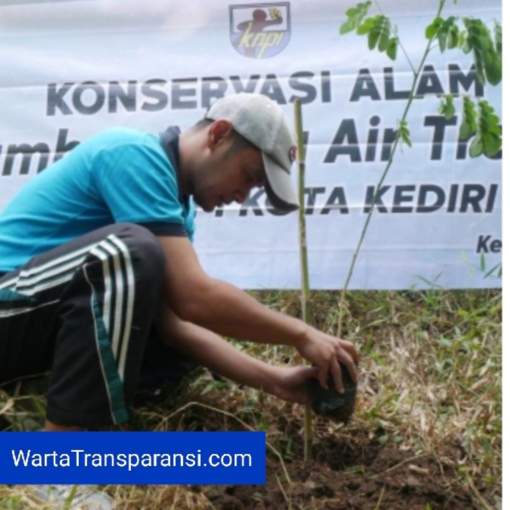 Konservasi Sumber Mata Air, KNPI Kota Kediri Tanam Ratusan Pohon
